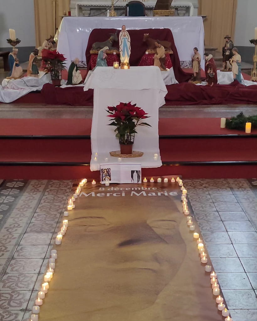 Eglise préparée pour une cérémonie religieuse